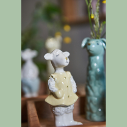 Pige fr med gul kjole