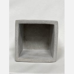 Firkantet cement skjuler lille