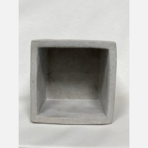 Firkantet cement skjuler lille