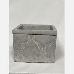 Firkantet cement skjuler lille