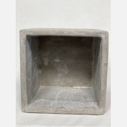 Firkantet cement skjuler